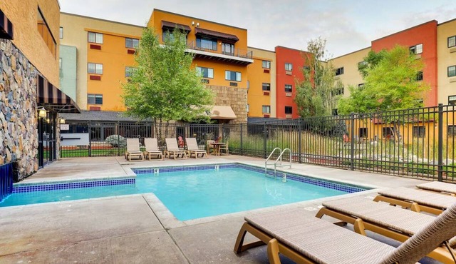Theme Suite, Whirlpool, Stoney Creek, Fireplace, Pool near Sioux Gateway Airport