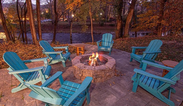 Townsend River Villa | Hot Tub with River Access