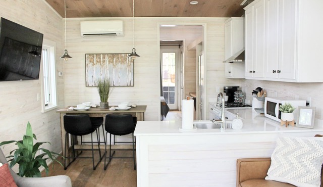 Trail House: Tiny Home w/hot tub and large outdoor deck w/firepit
