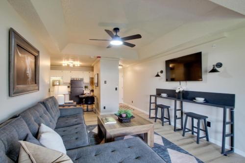 Unique Aparthotel Stay 15 Mi to Overland Park