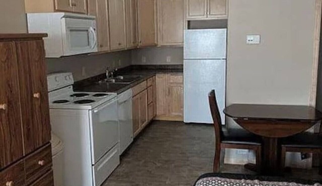 Unit 2: Cozy Studio Microhotel with full kitchen.