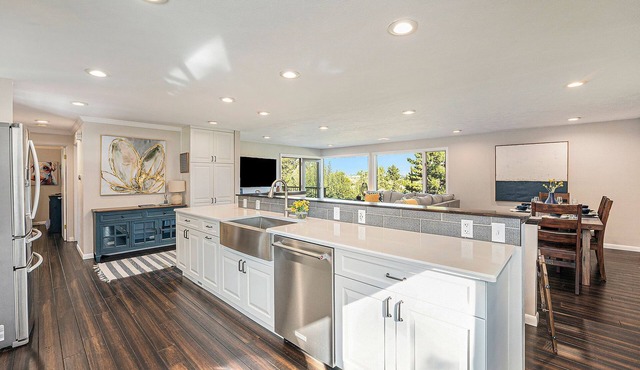 Updated 4bdr with VIEW of Flat Irons & hot tub.