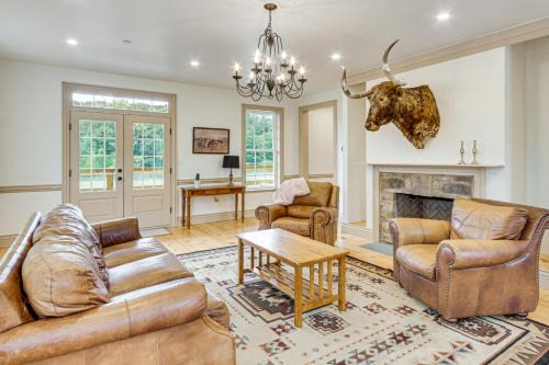 Updated Farmhouse < 2 Mi to Historic Middletown!