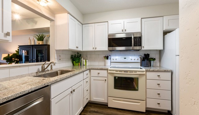 Updated Townhome, walk to shops, patio w/grill, Relocation Specialists in Eagle