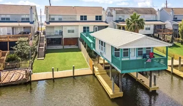 Updated Waterfront Townhome. Fish, Shrimp, boating! Beautiful views! in Slidell