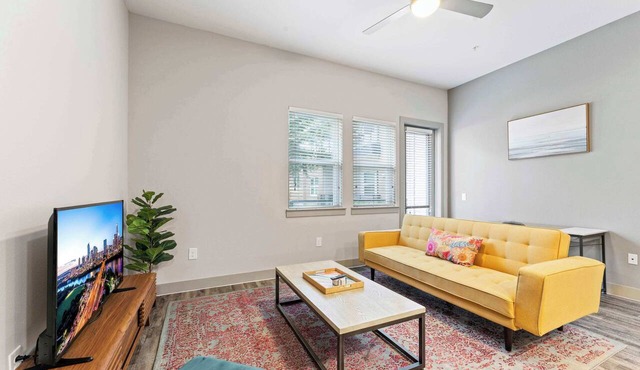 Upscale 1BR luxe suite close to Downtown w/fast WiFi