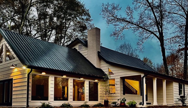 Upscale Farmhouse Near Lakes in Roswell