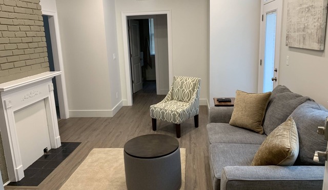 Upscale midtown condo, granite, stainless, walk in shower, WiFi, cable! in Mobile