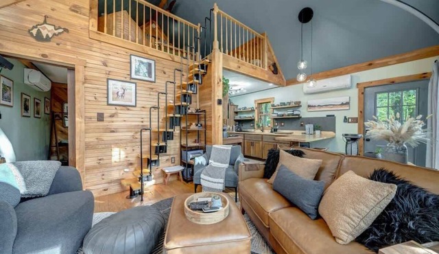 Upscale w Fireplace, Fire Pit, Games in Gated Comm