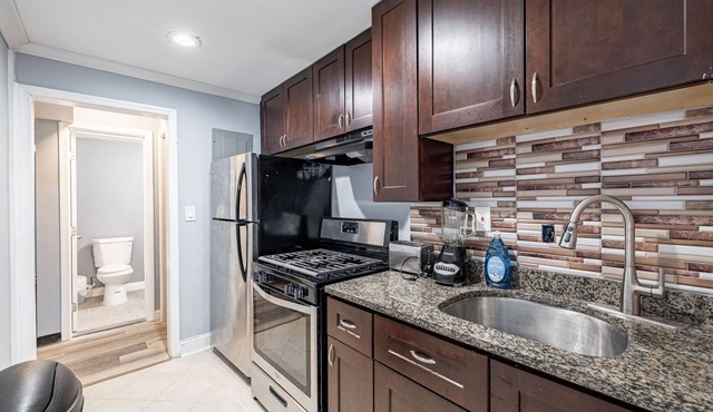 Urban Retreat in D.C. Modern Cozy Awaits, great location with many amenities