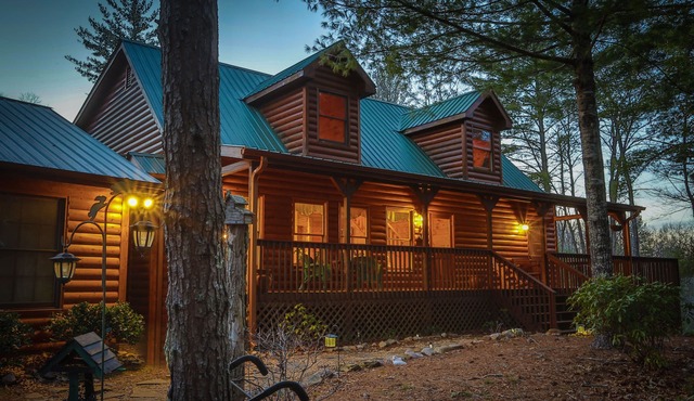 VeryPrivate!5Bed Spacious Lodge❤Reconnect,Hot Tub, FirePit,GameRoom,Pet Friendly