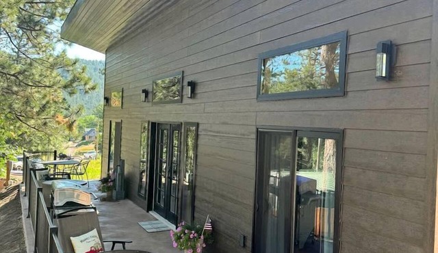 Vibrant Modern Cabin Haven near Mount Rushmore in South Dakota