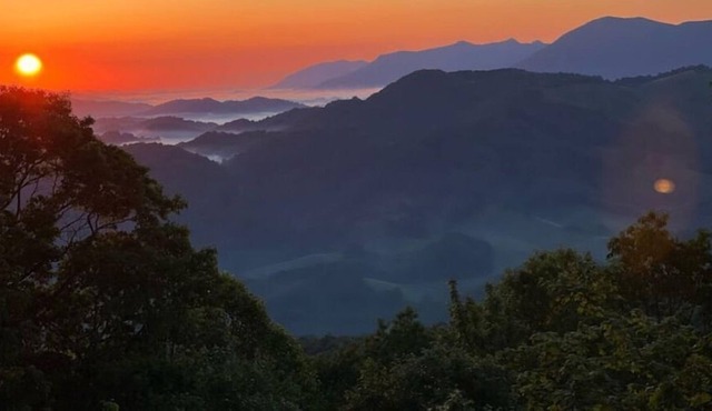 Views, views, views! Private mtn escape with king bed.
