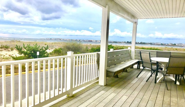 Views, Views, Views! Beachfront on quiet cul-du-sac. Fully Equipped 4 Bedroom