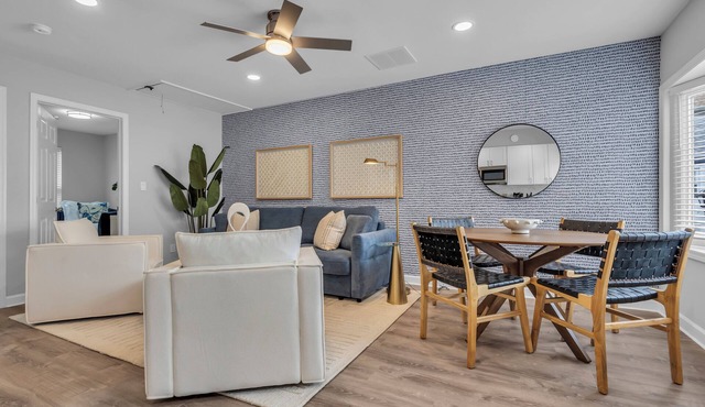 Walk 2 Beach with Towels & Linens, Coffee, BBQ Grill and AC
