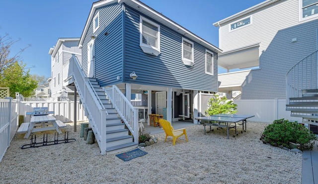 Walk to Bay Village, Beaches & More! Cozy Cottage