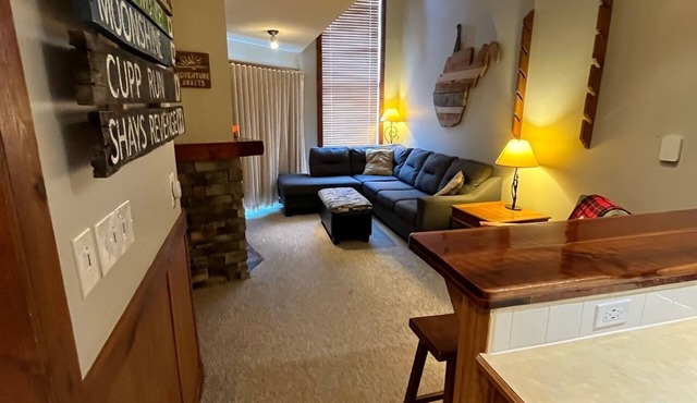 Walk to lifts-1bdrm w/hot tub & amazing sunsets from top floor of Rimfire Lodge