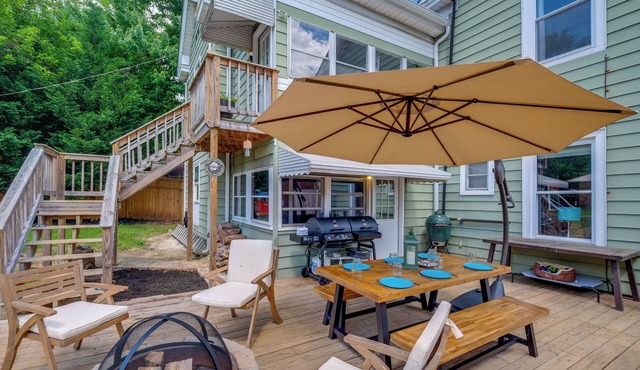 Walk to U of Lynchburg: Big Home w/Yard & Hot Tub