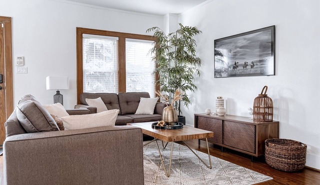 Walkable to Dinner, ☕️, UNMC 🏥! Cozy home in historic Dundee!