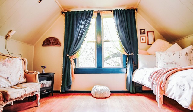 Wanderlust Escape for the Solo Nomad in Historical B&B, WiFi & AC- The Starseed