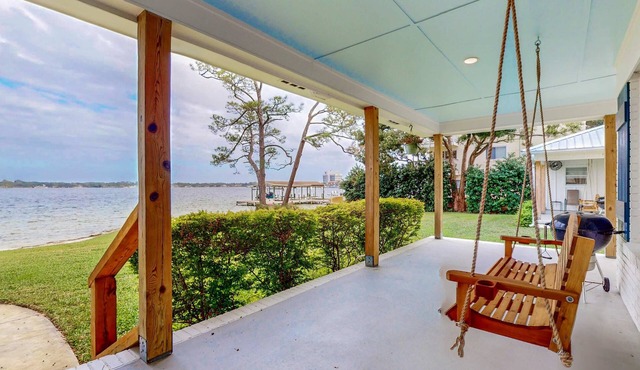 Waterfront 2 cottage home, private dock and water access, & private washer&dryer
