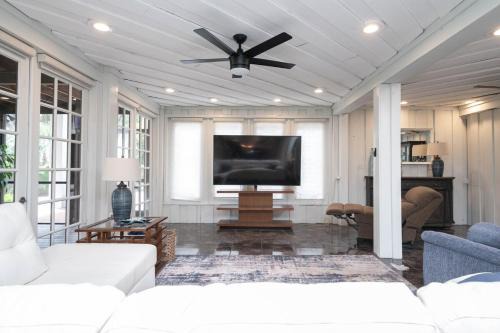 Waterfront 6BR Oasis, Pool, Gym, Huge Dock in Riverview