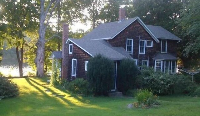 Waterfront! Charming 4BR Cottage on the Niantic River! in Waterford