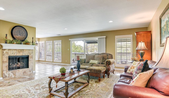 Waterfront Houston Home: 1 Mi to Space Center!