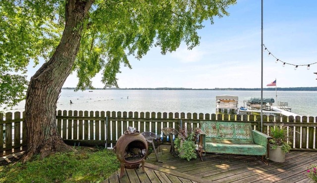 Waterfront ~On Rock Lake ~ Firepit ~ Fishing