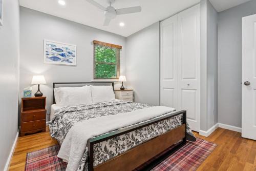 Waterfront Pool Dock & Sleeps 12
