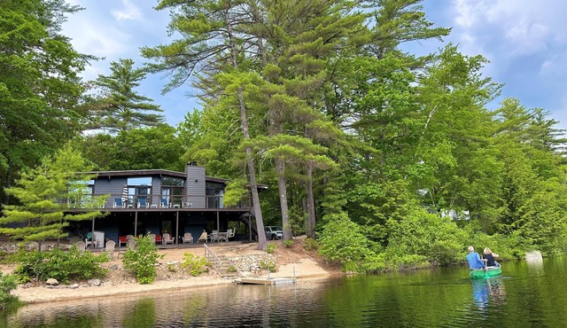 Waterfront property with hot tub near North Conway