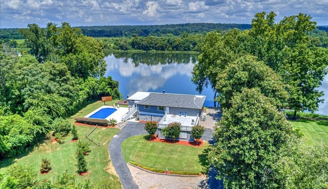Waterfront Terrace~7 mins to Masters~Pool~Kayak~BBQ~ UPSTAIRS UNIT