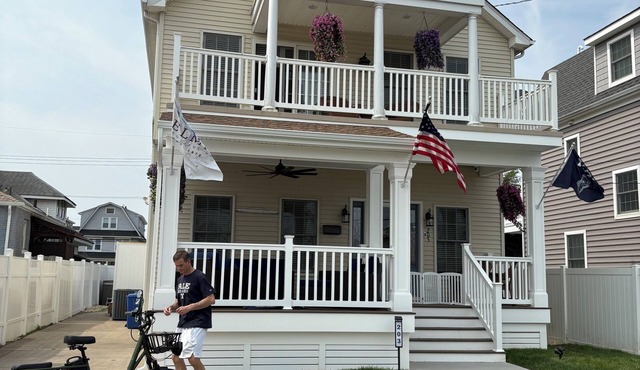Weekly summer rental 1 block from beach with beach locker