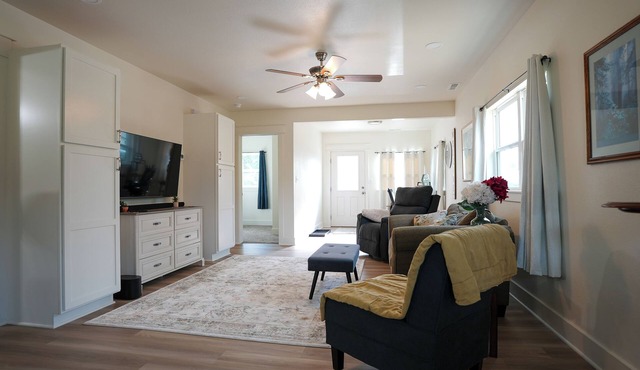 Welcome Spring! Refreshed 2BR home with cozy bedding, modern kitchen, and stylish bath. Quick access to downtown, Casper Mountain trails, and WYO Sports Ranch. in Casper