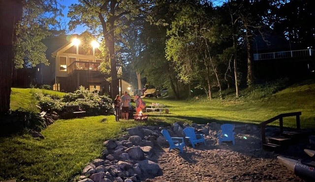 Welcome to the Panorama Nest! Sleeps 14 - beach & lakefront! Perfect for groups!