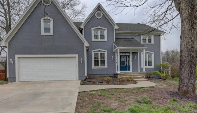 Welcome World Cup fans to this Spacious 5-bedroom house with Modern updates