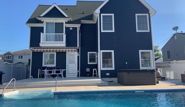 Welocme to this Vacation Oaisis, with a Pool and Hot Tub