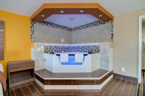 Westbridge Inn & Suites in Clinton