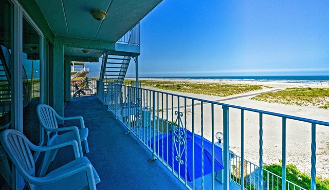 Wildwood Crest Beachfront Home w/ Shared Pool!