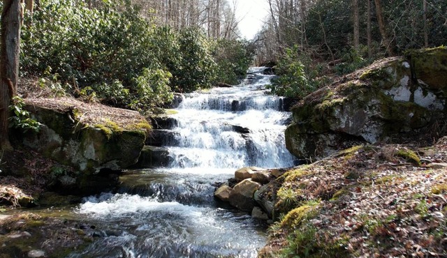 Wills Barn 2 Queen bedrooms - private 36-acre resort with 6 homes amazing waterfall
