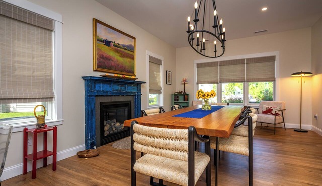 Windswept cottage, heated pools, 15 Mins to beaches, Hiking Trails, & game room