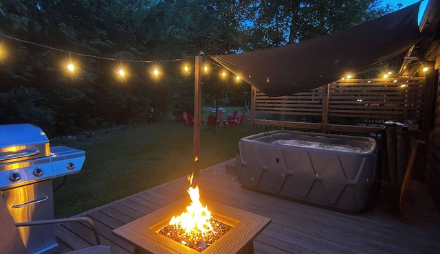 Wooded Oasis: Pickleball, Hot Tub, Fire Table, Deer, Corn Hole, Arcade, Popcorn