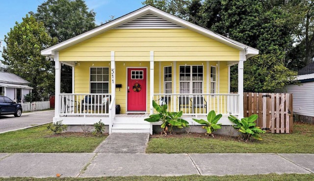 Yellow Swann - Cozy Cottage Minutes from Live Oak Pavilion!