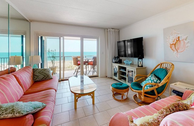 Beachfront Condo w/Balcony, Central A/C, Free WiFi, Incredible Views, and W/D