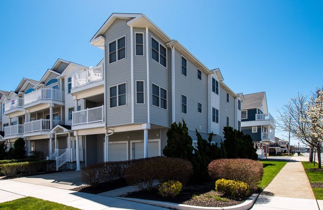 Bright Beach Block end unit Condo (sleeps 12) in beautiful North Wildwood!