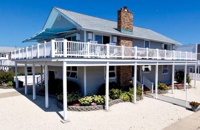 FRIDAY TO FRIDAY RENTAL. Enjoy the beautiful sunsets - Large 2nd floor deck with pretty water views and great awnings to block the warm afternoon sun.