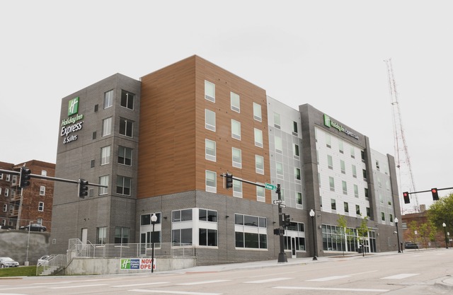 Holiday Inn Express and Suites Omaha Downtown - Airport, an Ihg Hotel
