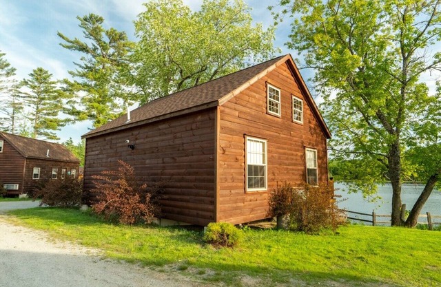 Lakefront Two King Cabin White Mountains