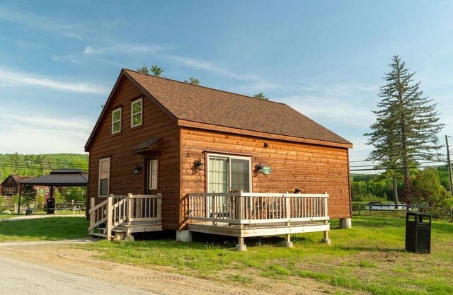 Spacious Couples Log Cabin White Mountains