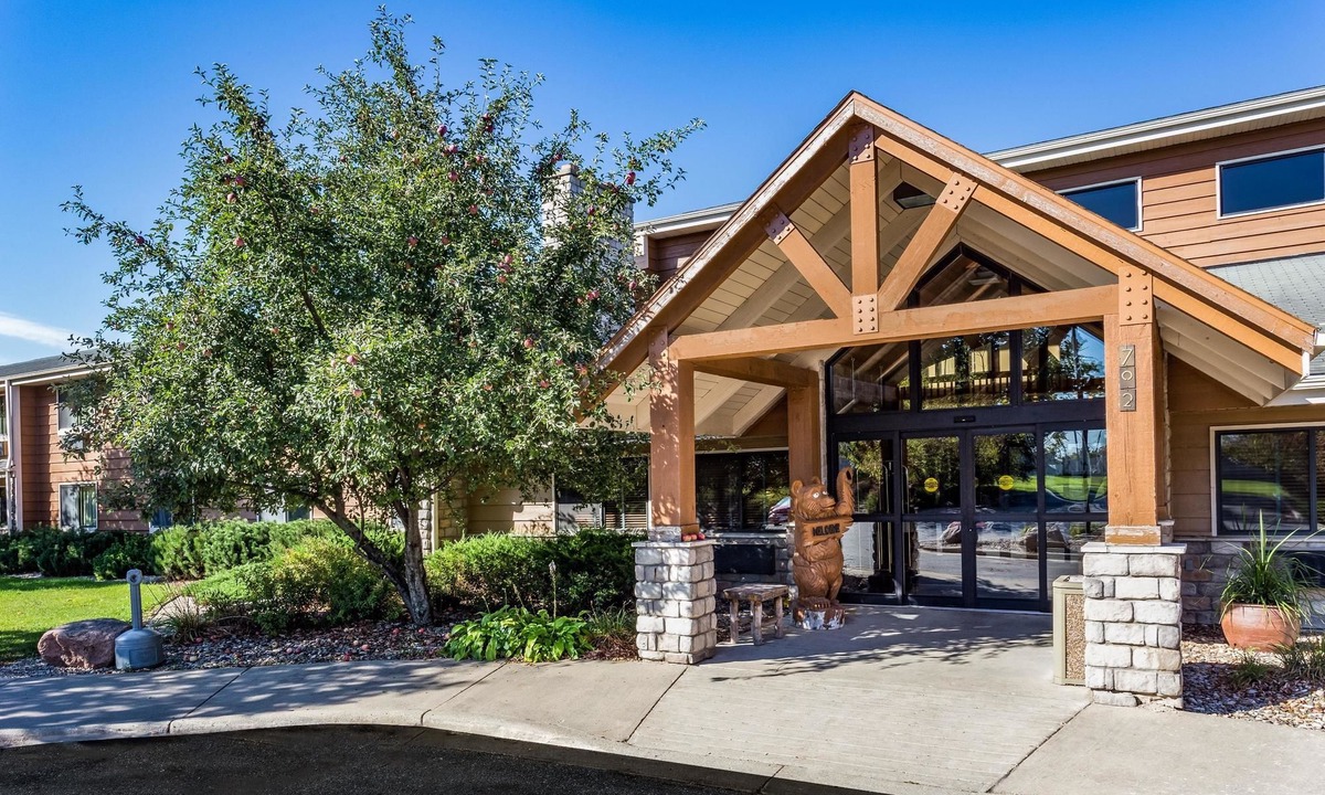 Hampton Hotel | AmericInn by Wyndham Hampton